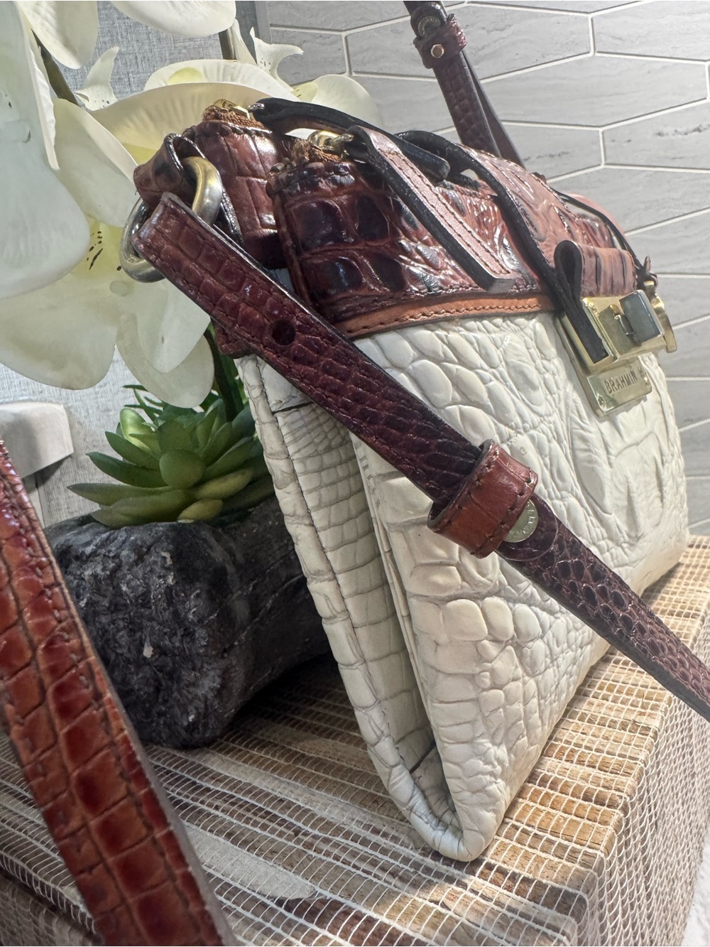 Brahmin Croc-Embossed Crossbody 3 Compartments Middle One w/ Magnetic Closure - Picture 4 of 15